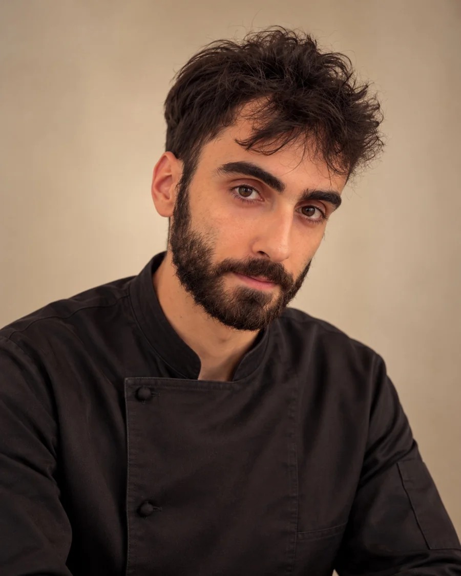 Portrait d’Aurélien en veste de cuisine noire